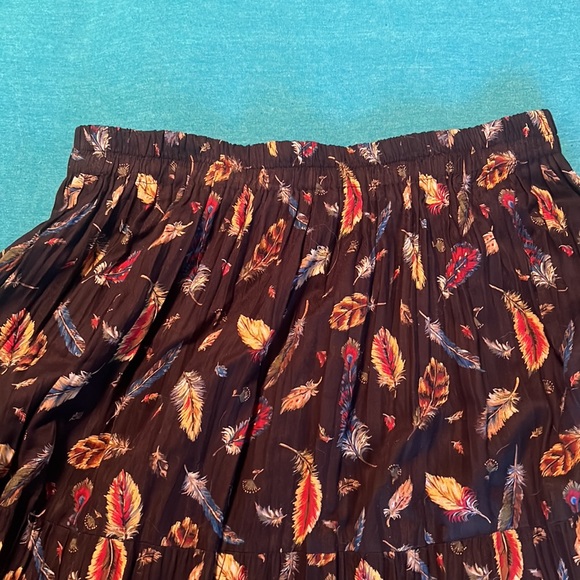 Scott and Taylor size Large. Long broomstick skirt. Feather print - Picture 3 of 7